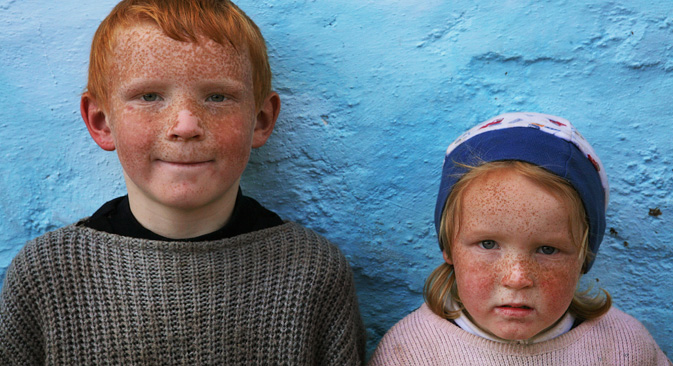 アルメニアでは珍しい金髪碧眼のモロカン教徒の子供たち。＝セルゲイ・マクシミーシン撮影
