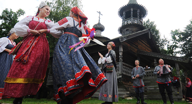 サラファンは伝統的に、ロシアの中部や北部で着用されていたが、県が違うと特徴も変わっていた。＝コンスタンチン・チャバノフ撮影／ロシア通信