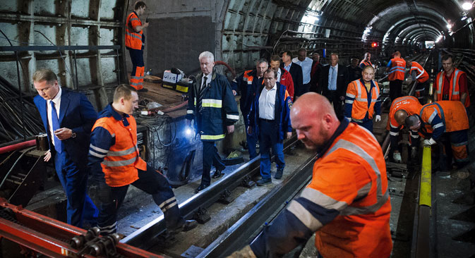 モスクワ市は、「事故に遭った列車とその区間の地下鉄の線路は、地下鉄の運用基準によって見込まれている十分な定期的チェックを受けていた」と発表した。＝ロシア通信