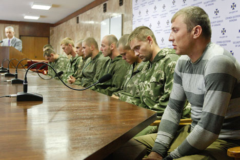 ウクライナ保安庁（SBU）は、軍がロシアの空挺部隊の兵士10人を、ウクライナ領内のロシアとの国境付近で拘束したと発表。＝ロイター通信