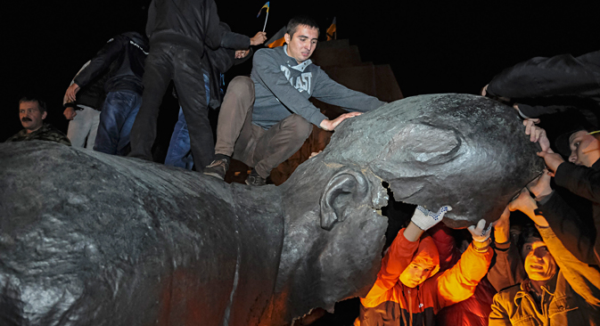 ハルコフ市で29日未明に大きなレーニン像が倒された。ロイター通信