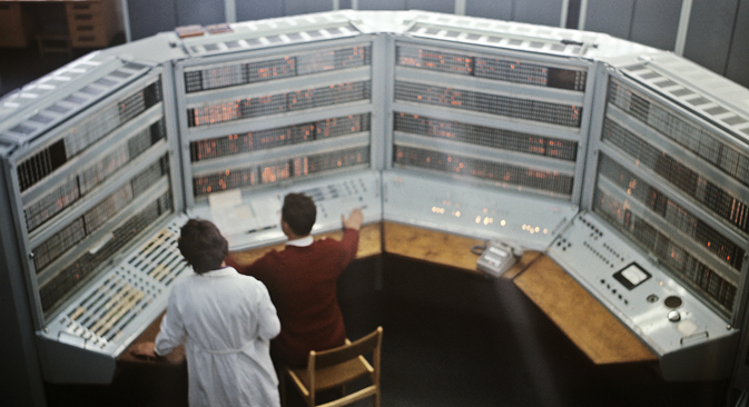 コンピュータ・オートメーション実験室におけるコンピュータ「BESM」の制御盤。ドブナ合同原子核研究所、モスクワ州。// ボリス・ウシュマイキン/ロシア通信