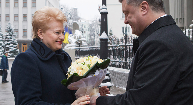 ウクライナのペトロ・ポロシェンコ大統領（右）が、リトアニアのダリア・グリバウスカイテ大統領を歓迎する。11月24日、ウクライナ、キエフ。＝AP通信