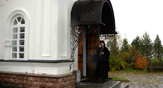 ロシアで最も有名な修道院の一つであるロシア北西部の白海に浮かぶソロヴベツキー諸島修道院の食堂。巡礼者や旅行者を輸送する修道院のボートにはイコンが装飾されている。