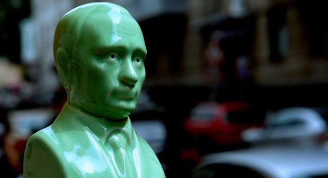 プーチン大統領をモチーフにした塩・コショウ入れ=Press Photo