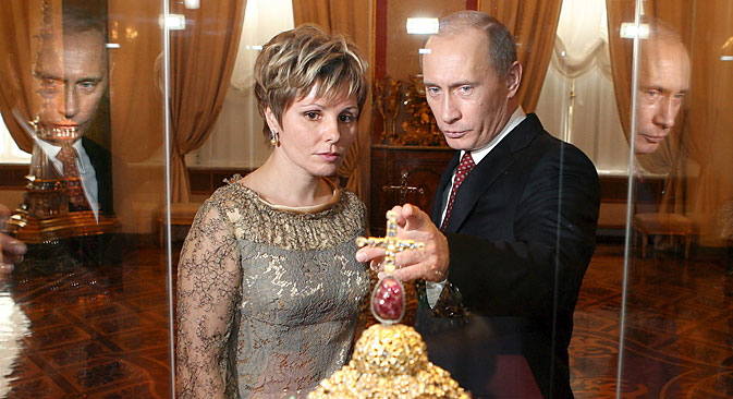 モスクワ・クレムリン博物館200周年でプーチン大統領とエレーナ・ガガリナ館長がピョートル大帝の王冠を見る。＝EPA撮影