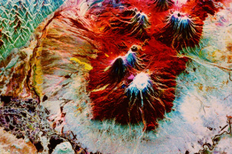 スペースシャトルのレーダーで撮影したカムチャツカの噴火中のクリュチェフスカヤ火山＝