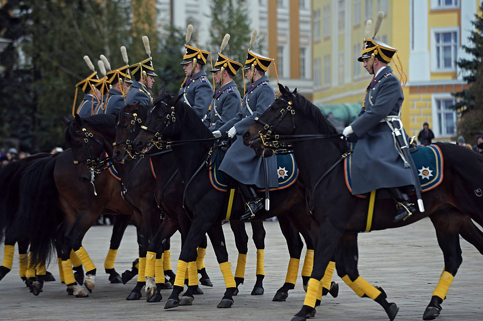 モスクワのクレムリンの聖堂広場で、大統領連隊の歩兵と騎兵が衛兵交代式を行う。