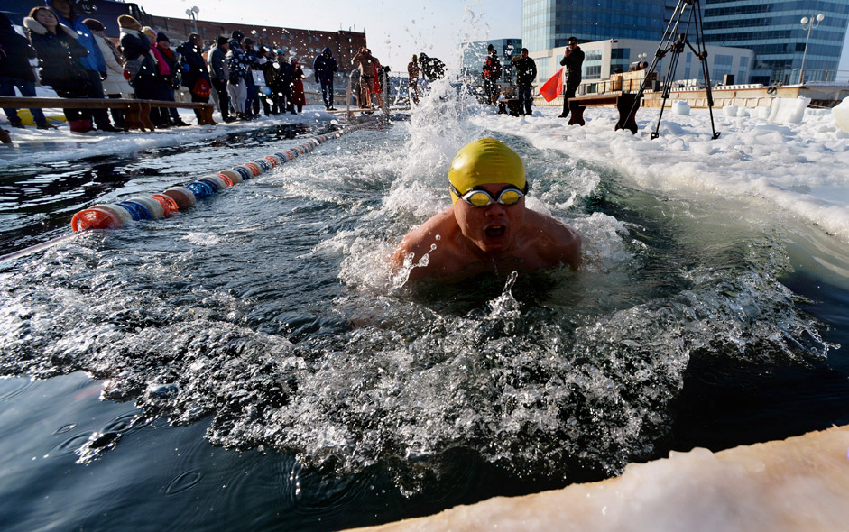 Die Kälte schreckt die Teilnehmer des internationalen Winterschwimmwettbewerbs in Wladiwostok nicht. 