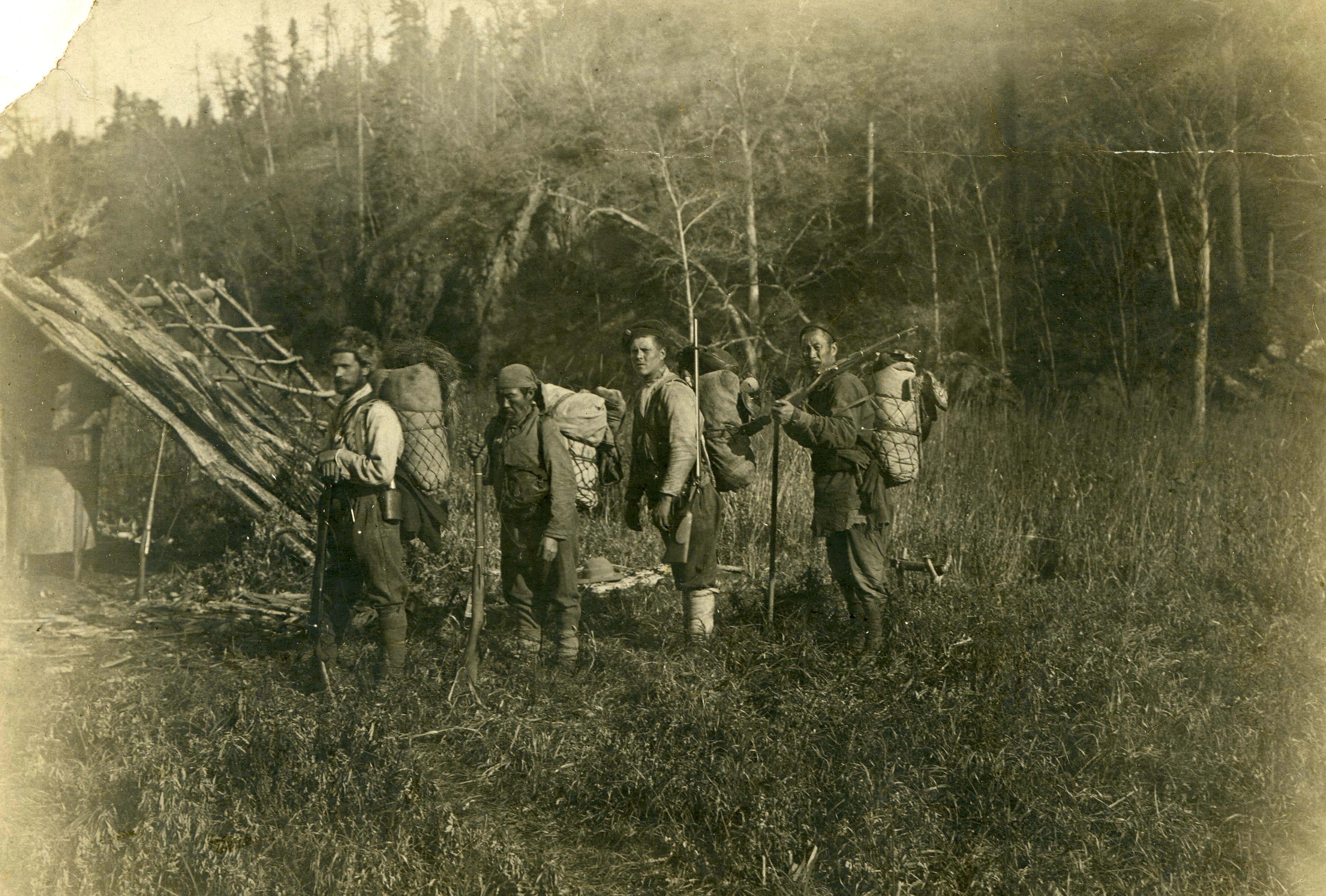 左から、ウラジーミル・アルセーニエフ、デルス・ウザラー、その他の探検の参加者