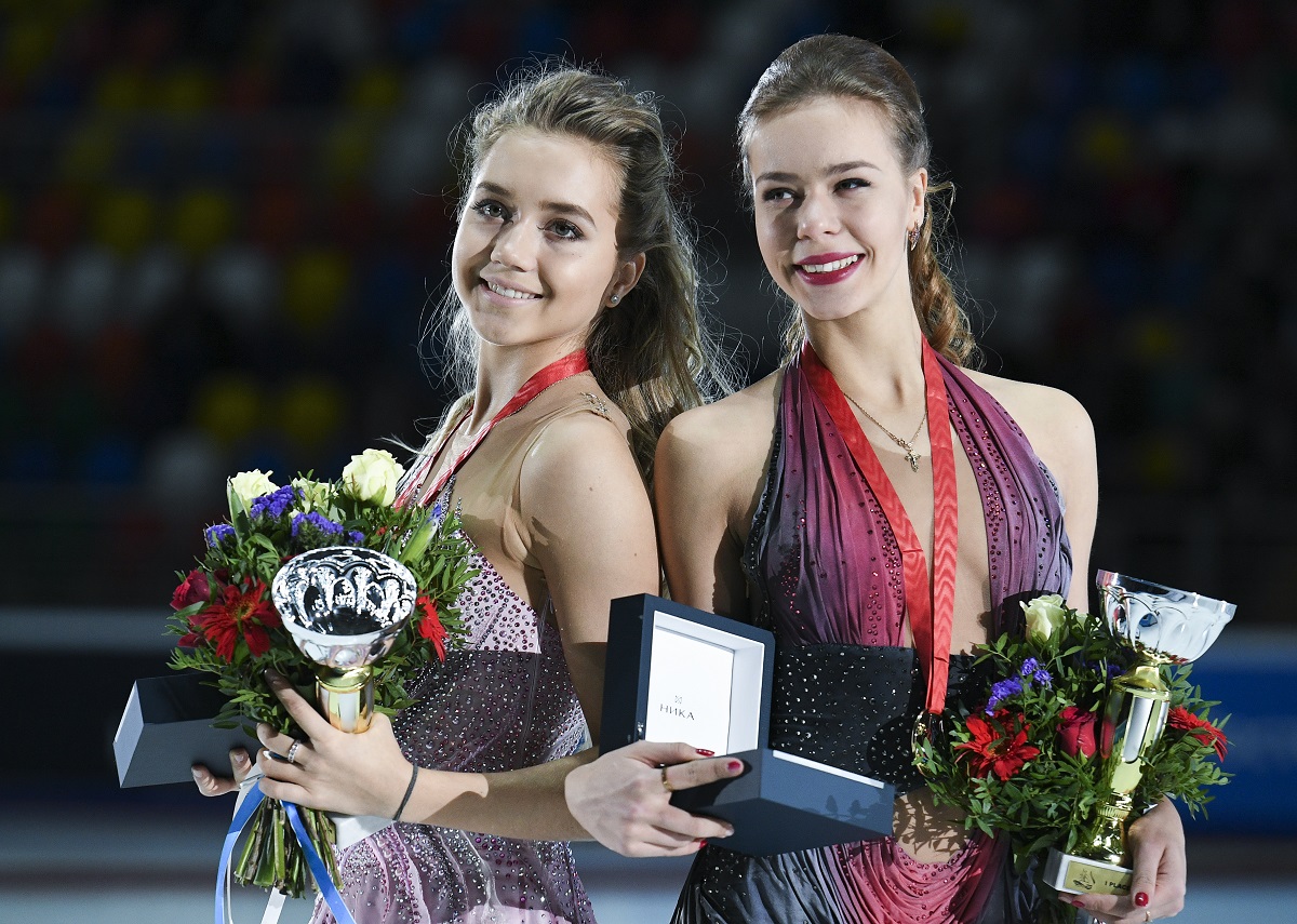 　昨シーズンのロシア3強、メドベージェワ、アンナ・ポゴリラヤ、エレーナ・ラジオノワは、自信をもって今シーズンのスタートを切り、ファイナルの上位3位を占めた。ラジオノワ（17）とポゴリラヤ（18）は、「ホーム」である第3戦ロシア大会からシーズンを開始し、メダルを獲得した。/ 授賞式でのラジオノワとポゴリラヤ