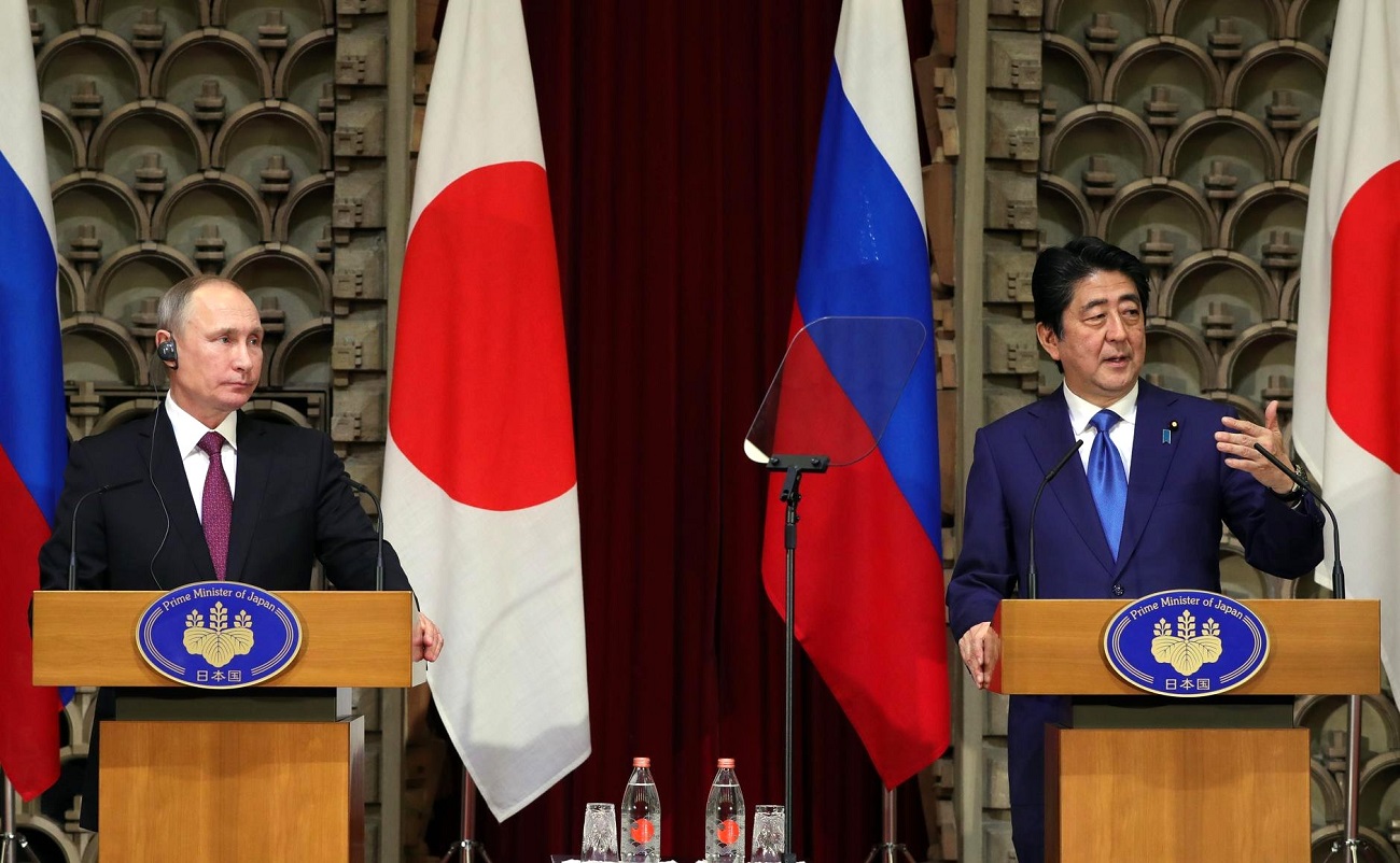Vladimir Poutine et Shinzo Abe  à Tokyo, le 16 décembre.