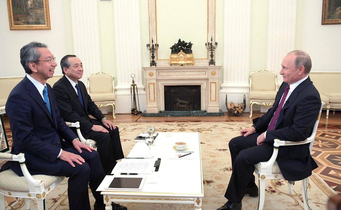 ウラジーミル・プーチン大統領が、日本テレビ取締役執行役員の粕谷賢之氏（左）、読売新聞東京本社の溝口烈編集局長（右）のインタビューに応じた