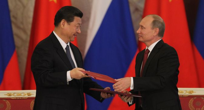 시진핑 국가주석과 푸틴 대통령이 3월 22일 크렘린궁에서 정상회의를 가진 후 합의문을 교환하고 있다. (사진제공=로이터)