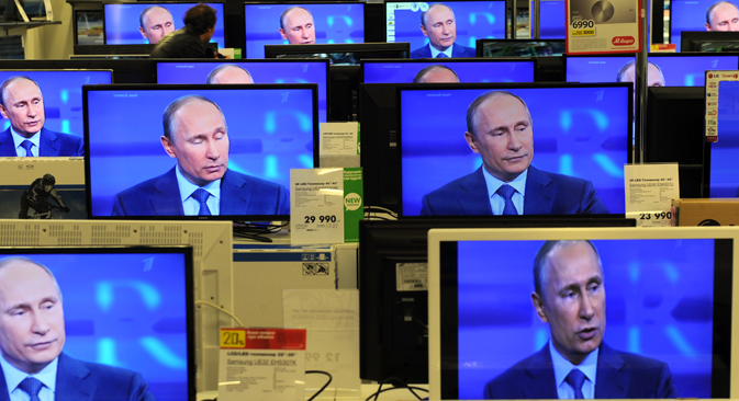 모스크바의 한 백화점에 진열된 TV 화면에 국민과 대화 중인 푸틴 대통령의 모습이 잡혔다. 이날 국제테러리즘, 부패, 야권문제 등 다양한 국내외 현안에 대한 질의응답이 오갔다. (사진제공=AFP/East News)