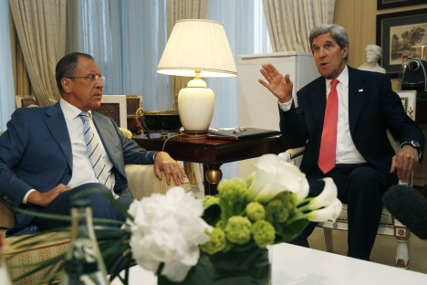 세르게이 라브로프 러 외무장관(왼쪽)과 존 케리 미 국무장관(오른쪽)이 시리아 문제를 논의하고 있다. 2013년 5월 27일, 파리. (사진출처=AP)