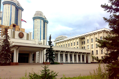 모스크바 주재 북한 대사관. 뒤의 건물은 민간 아파트다. (사진제공=Wikipedia.org)