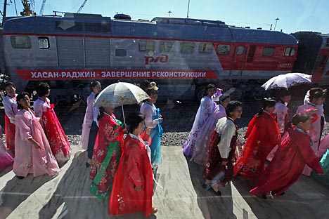 최근 러시아 하산과 북한의 나진·선봉 경제특구 사이에 철도가 연결됐다. 이를 기념해 특구에서는 기념식이 열렸는데 북한 여성들이 한복을 차려입고 나타났다. (사진제공=리아 노보스티)