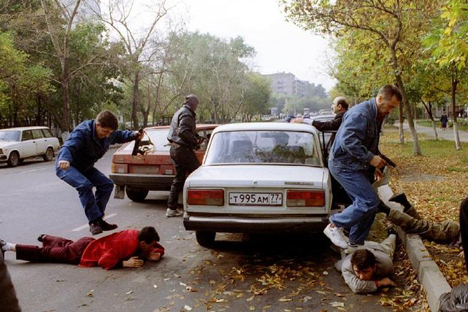 1994년 9월 경찰 조직폭력 단속반이 범인을 체포하고 있다. (사진제공=로이터)