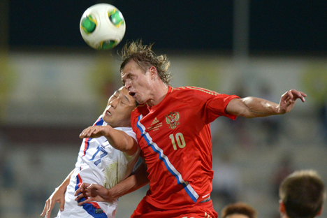 최근 열린 한국과 러시아의 국가대표 친선 경기에서 러시아의 드미트리 타라소프와 남태희가 공을 다투고 있다. (사진제공=리아 노보스티)