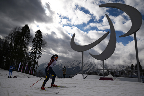 러시아에서 처음 열린 소치 패럴림픽은 러시아인의 장애인 편견을 크게 없앴다는 평을 받는다. 왼팔이 없는 일본 여성 스키 선수가 2014 소치 패럴림픽 본격 경기를 앞두고 연습을 하고 있다. (사진제공=리아 노보스티)
