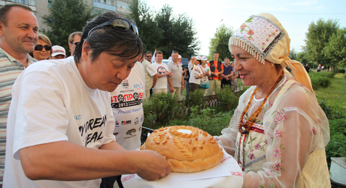 러시아 극동 연해주의 오사 시에서 에르네스트 김이 옛 러시아 전통에 따른 빵과 소금으로 환영받고 있다. 러시아에선 귀한 손님을 ‘빵과 소금’으로 맞는 전통이 있다. (사진제공=러시아 한인협회)