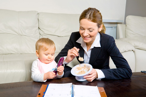 아이에게 밥을 먹이고 있는 ‘워킹 맘’. (사진제공=Shutterstock)