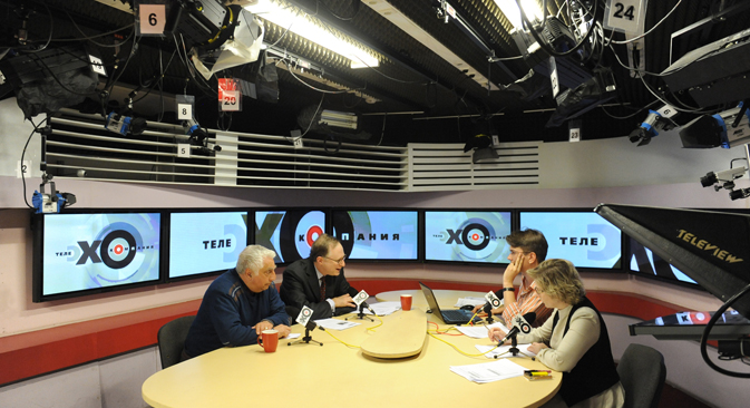 모스크바 북대서양조약기구(NATO)의 알렉산더 버쉬보우 부장관(왼쪽서 둘째)이 ‘야권 매체’로 여겨지는 라디오 ‘에호 모스크바(모스크바의 메아리)’와 인터뷰하고 있다. 모스크바 (사진제공=세르게이 카르포브])