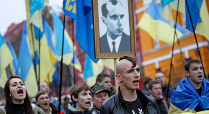 1940년 '우크라이나 민족주의자 기구(OUN)'의 일파인 OUN-B를 이끈 스테판 반데라(С. Бандера,1909-1959)의 초상화와 '우파'의 심볼이 새겨진 깃발을 치켜들고 시위 중인 우크라이나 민족주의자들 (사진제공=로이터)