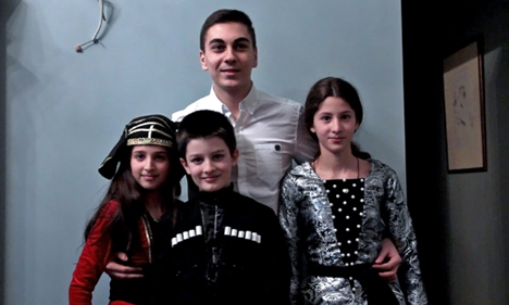 모스크바 자택에 모여 있는 조지아 출신의 보가텔리야 가족 모습. 아이들이 조지아 민속의상을 차려 입고 있다. (사진제공=바벨 가찌듁)