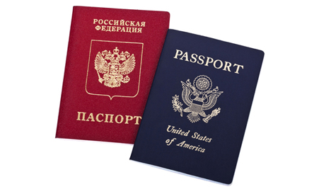 러시아에서는 이중국적이 가능하다. 단 당국에 신고해야 한다. 왼쪽은 러시아 여권, 오른쪽은 미국 여권 (사진제공=PhotoXpress)