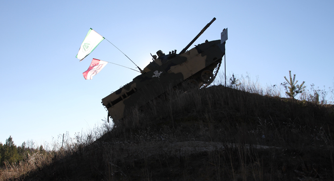 제76공수강습여단이 강습 훈련을 하는 가운데 공정 장갑차 BMD-4M이 신형 낙하산 시스템에 실려 하강하고 있다. 바닥은 에어쿠션. (사진제공=PhotoXpress)