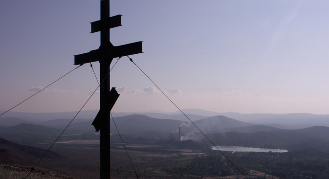 카라바시 시 인근 산에 세워진 기념 십자가 (사진제공=이타르타스)