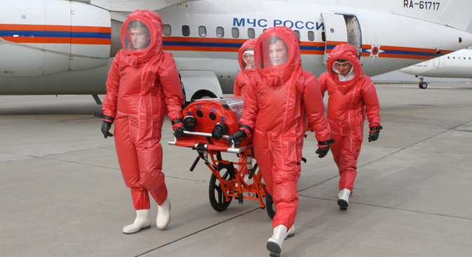 러시아 비상사태부 소속 대원들이 에볼라 환자들을 이송하기 위해 비행기를 대기시키고 있다. (사진제공=알렉산더 흐레브토프/리아 노보스티)