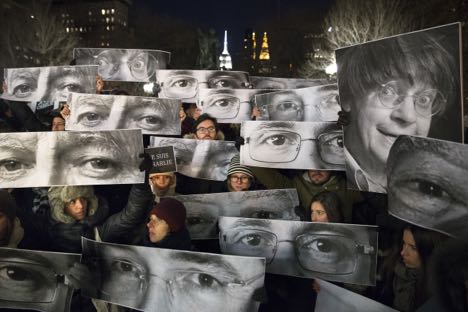 2015년 1월 7일. 뉴욕, 유니언 스퀘어. 지난 7일 수요일 오전(현지시간) 이슬람 테러범들의 공격으로 12명의 희생자를 낸 프랑스 풍자 시사주간지 ‘샤를리 엡도(Charlie Hebdo)’에 대한 연대감을 표시하는 뉴욕 집회에 모인 사람들이 희생자들의 눈동자 사진을 들어 보이고 있다. 이슬람교 선지자 모하메드에 대한 만평을 실어온 샤슬리 엡도의 기자 12명이 마스크를 착용한 무장테러범들에 의해 살해당했다고 프랑스 당국은 발표했다. (사진제공=AP)