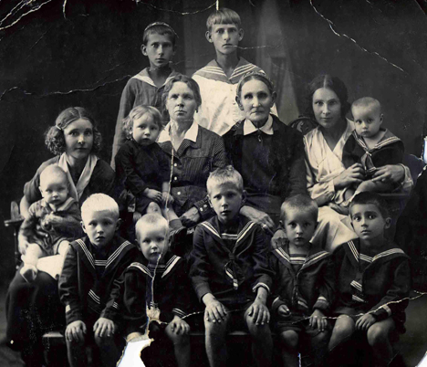 할머니에 안긴 스테판 소스닌(둘째줄 왼쪽 두번째)이 외증조할머니·이모 등 외가집 식구들과 1940년 율리아놉스크에서 찍은 사진. (사진제공=소스닌 가족 앨범)