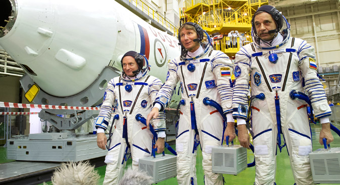 43/44번째 장기 교대근무를 위해 유인 화물선 ‘소유즈 TMA-16M’를 타고 국제우주정거장으로 떠나게 될 우주인들. (좌에서 우로) 미국 항공우주국(NASA) 우주비행사 스콧 켈리(미국), 러시아연방우주청 우주비행사 겐나디 파달카(러시아)와 미하일 코르니옌코(러시아)가 바이코누르 우주기지에서 우주복을 착용해보고 있다. (사진제공=리아 노보스티)