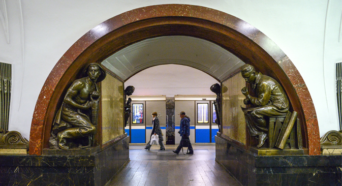 모스크바 지하철의 혁명광장역 안은 소련의 명예의 전당 같은 곳이다. 기둥에는 조각가 마트베이 미니제르가 조각한 사회주의 소련 일꾼의 동상이 새겨져 있다. (사진제공=타스)