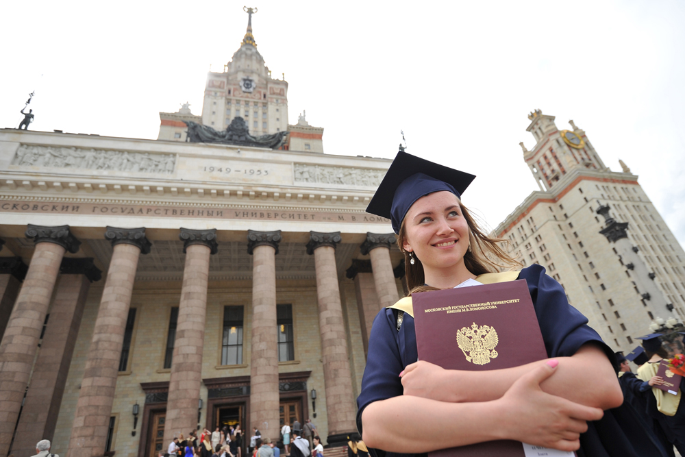 Una studentessa davanti all'ingresso dell'Università Statale di Mosca.
