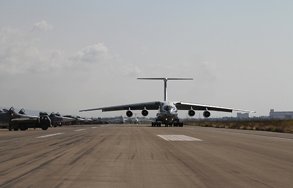 Pesawat angkut militer Rusia Il-76 di Pangkalan Udara Hmeimim, Suriah.