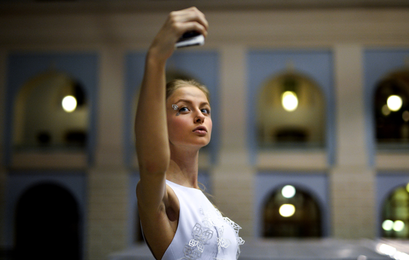 모스크바 "메이드 인 러시아" 패션 주간 행사에서 러시아 모델이 셀카를 찍고 있다.