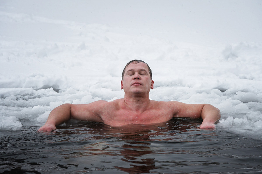 2015년 한 해가 저물었다. 드디어 이제 편히 쉴 수 있다! 한 남자가 노보시비르스크 ‘블륫체’ 호수에서 얼음구멍에 들어가 겨울 수영을 즐기고 있다.