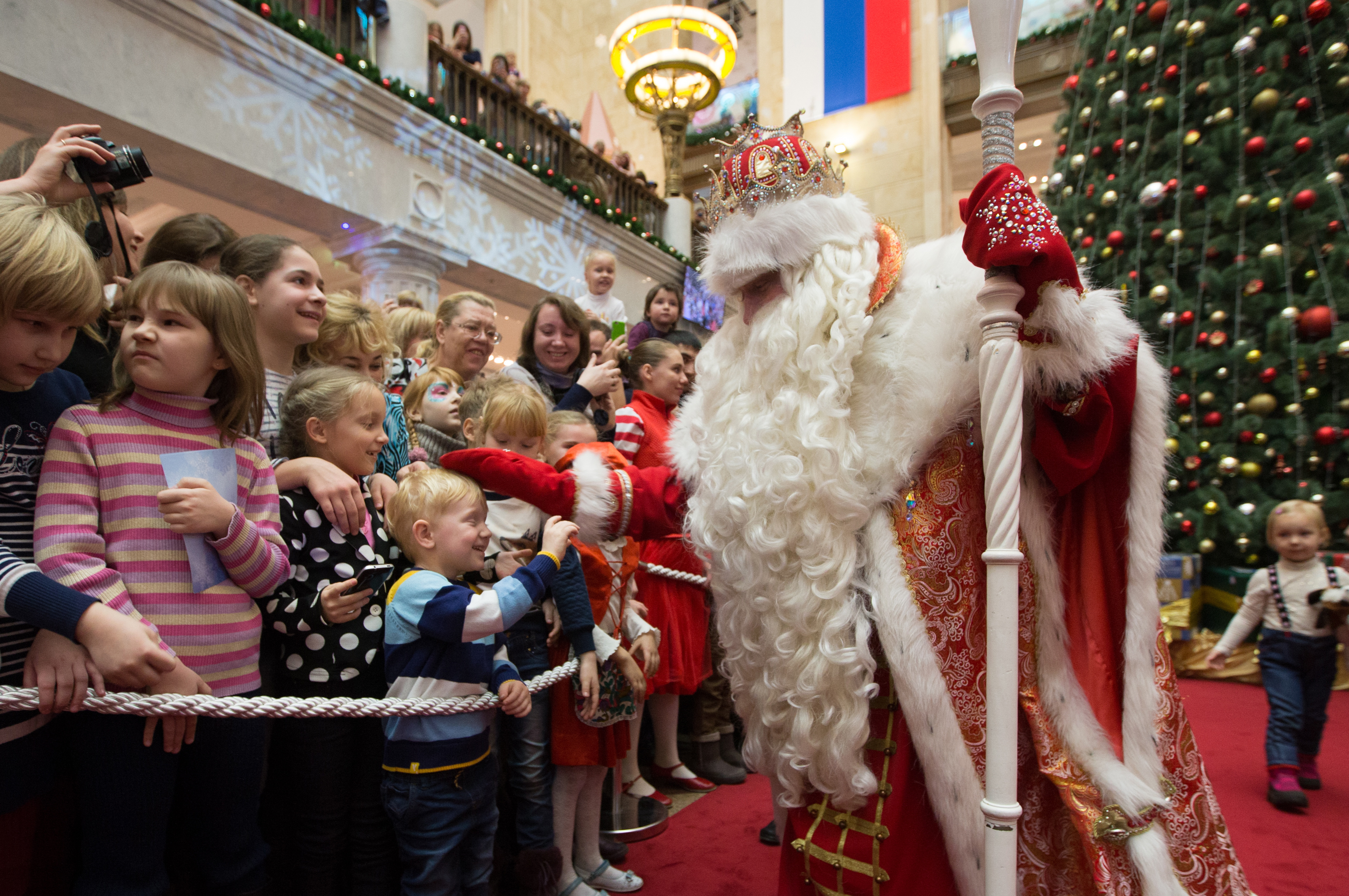 러시아의 산타인 ‘데드모로스(동장군 할아버지)’ 1호를 만나 즐거워하는 아이들.