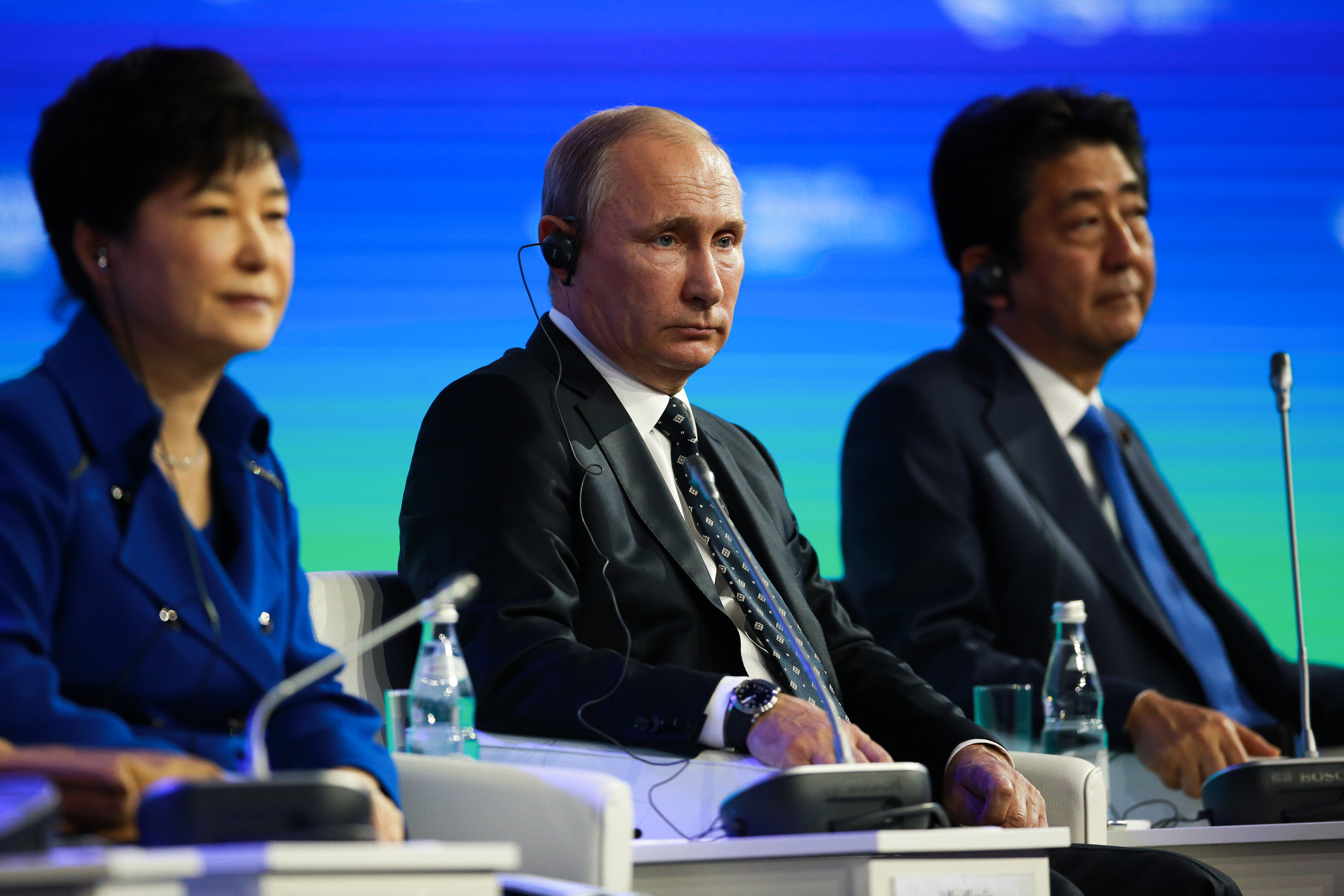 박근혜 대통령(왼쪽부터), 아베 신조 일본 총리, 러시아 블라디미르 푸틴 대통령이 9월 3일 러시아 블라디보스토크 극동연방대학에서 개최된 동방경제포럼(EEF) 전체세션에서 질문에 답하고 있는 모습.