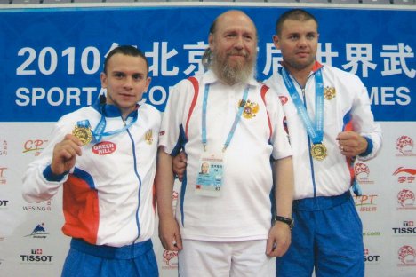 Архимандритот Силвестар со осојувачите на златните медали во кик-бокс на Првотосветско првенство во боречки вештини, Пекинг 2010. Извор: rostov-monastir.ru.
