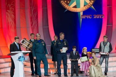 Церемонијата на доделувањето на наградите беше одржана во Московскиот дом на младите на четвртиот Серуски фестивал „Соѕвездие на храброста“, посветен на безбедноста и спасувањето луѓе. Фотографија: Министерство за вонредни состојби на РФ. 