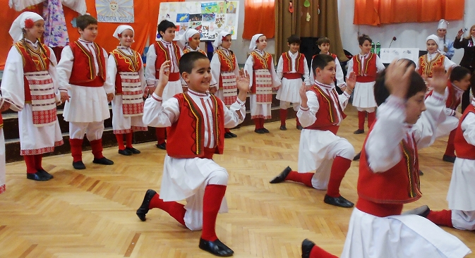 Децата најпрво развија оро на „Македонско девојче“, а потоа во македонска народна носија танцуваа на „Калинка“. Извор: Емил Ниами.