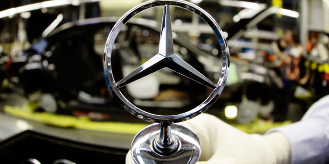 Плановите што ги направија двете страни исто така предвидуваат локализација на моторот и на другите компоненти на Mercedes-Benz Sprinter во Русија. Извор: Reuters.
