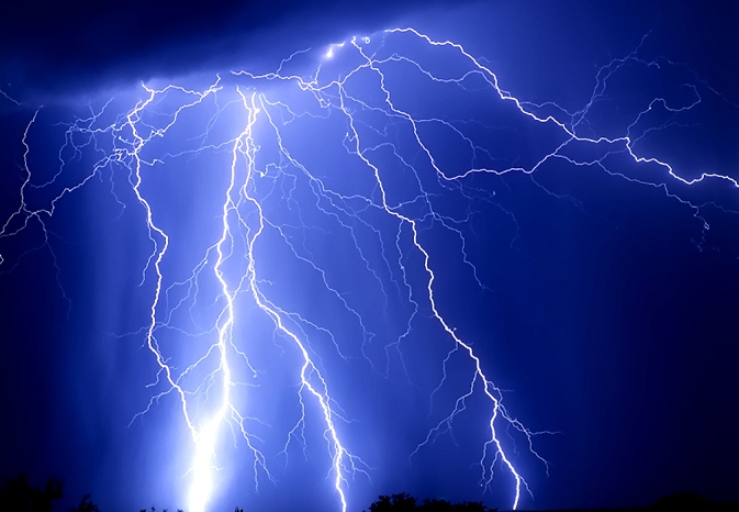 Шокантно видео: гром удира во луѓе