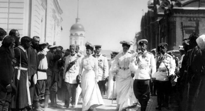 Императорот со семејството и со свитата на настанот. Фотографија од 1903 година.